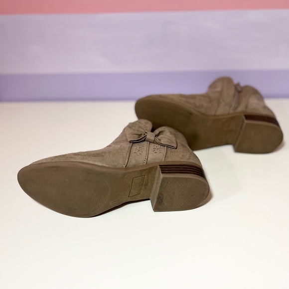 So, tan, suede, little girl boots size 2 - Picture 3 of 6